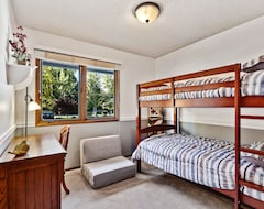 Entire House / Apartment Lovely Home In A Waterfront Community W/ Dry Sauna & Fireplace - Close To Skiing (Sandpoint, USA)