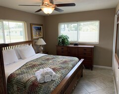 Entire House / Apartment 2 King Bedrooms + 1 Queen & 1 Full Bed Sleeps 8 On River Canal Boat Docking (Cape Coral, USA)