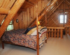 Entire House / Apartment Sommerset Lake House: A Beautiful Log Cabin On Lake Michigan With Sandy Beach (Harbor Springs, USA)