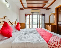 Hotel OYO 23231 KHBO Gold Sharing Houseboat (Alappuzha, India)