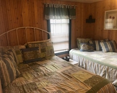 Hotel Cutest Cottage Near Beach! 127 Summers Old! Walk Everywhere! (Grand Haven, USA)