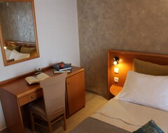 Khách sạn Beachfront Santa Maria 2 Room 202 (Novalja, Croatia)