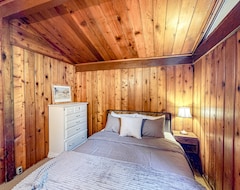 Toàn bộ căn nhà/căn hộ Cute Rustic Dog-friendly Cabin With Wood Stove, Deck, Streaming, & Forest Views (Sedro-Woolley, Hoa Kỳ)
