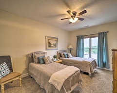 Entire House / Apartment New! Mtn Retreat W/ Pool + Impressive Golf Vistas (Glade Valley, USA)