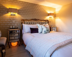 Hele huset/lejligheden Pineapple Spa Cottage, Lower Swell - Sleeps 4 Guests In 2 Bedrooms (Lower Weald, Storbritannien)