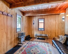 Toàn bộ căn nhà/căn hộ Scandinavian Lodge-inspired Home With Wifi, Wood Stove, And Private Washer/dryer (Roslyn, Hoa Kỳ)