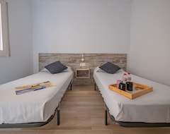Gloria Rooms 302 - One Bedroom Hotel, Sleeps 2 (Rosas, İspanya)