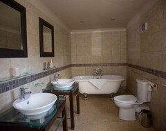 Koko talo/asunto Luxurious House With Indoor Heated Swimming Pool - Sleeps 15 (Livingston, Iso-Britannia)