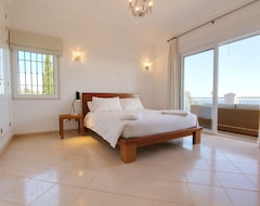Toàn bộ căn nhà/căn hộ Stunning Modern 4 Bedroom Villa. Fabulous Views Over Sea And Village (Portimão, Bồ Đào Nha)