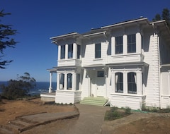 Entire House / Apartment Stunning 7 Bedroom Oceanfront Victorian Home And Barns On 22 Private Acres (Westport, USA)