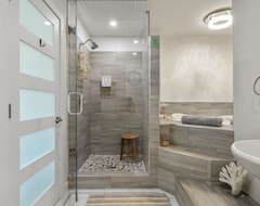 Casa/apartamento entero The Lioness | Sauna | Steam Shower | Jacuzzi Bath (Red Deer, Canadá)