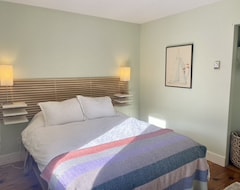 Entire House / Apartment Sea Laughter, 2 Bedroom Cottage, Ocean Views (Lunenburg, Canada)