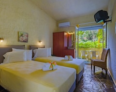 Lovely Rooms In Panas Bungalows B&B Hotel By The Beach, Pool. Kefalonia Hotels (Lixouri, Grecia)