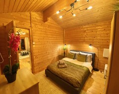 Toàn bộ căn nhà/căn hộ Yealm Cabin Is A Self Catering Log Cabin In Devon With Hot Tub, South Hams, Uk. (Compton, Vương quốc Anh)