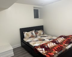 Cijela kuća/apartman 2 Bedroom Legal Basement Apartment With Full Bath, Including Private Entrance (Brampton, Kanada)