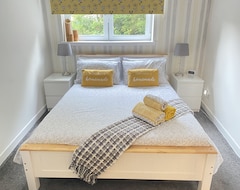 Koko talo/asunto Superbly Decorated Newly Built 2 Bedroom Apartment In The Heart Of Paisley (Paisley, Iso-Britannia)