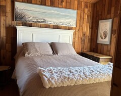 Casa/apartamento entero Waters Edge Cabin On One Acre Lakefront - A Perfect Retreat Winter Or Summer! (St.Laurent, Canadá)