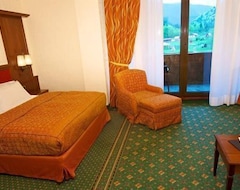 Khách sạn Lux Garden Hotel (Azuga, Romania)