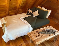 Entire House / Apartment Cozy Log Cabin Tucked Away In The Smokey Mountain, Pet Friendly, Sauna, Hot Tub (Del Rio, USA)