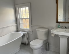 Entire House / Apartment Gorgeous Hudson Valley Spacious 4 Bedroom 1820'S Colonial Farmhouse (Clinton Corners, USA)