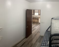 Entire House / Apartment Cozy 2 Bedroom House For Any Occasion. (Bristol, USA)