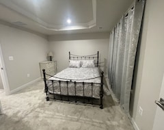 Entire House / Apartment The Newly Built Townhouse 5 Min Away From The Airport And A Mile From Stores (Charlottesville, USA)