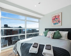 Entire House / Apartment Luxury 2 Bedroom At The Pinnacles On Victoria St (Wellington, New Zealand)