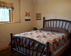 Entire House / Apartment Beautiful Cabin Surrounded By Lake Views And Forest In The North Woods Of Wi (Solon Springs, USA)