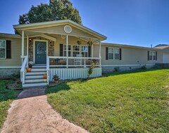 Hele huset/lejligheden New! Monett Family Ranch Home W/ Pool & Huge Deck! (Monett, USA)