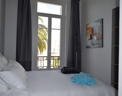 Hele huset/lejligheden Blue Riviera: a splendid beachfront 1-bedroom apt w/stunning view (Menton, Frankrig)