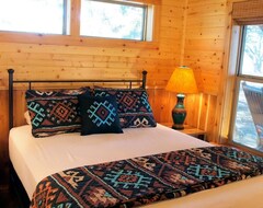 Toàn bộ căn nhà/căn hộ Tranquility Cabin Surrounded By Live Oak Trees With A Fabulous Hot Tub! (Cat Spring, Hoa Kỳ)