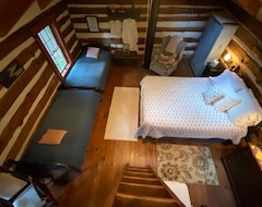 Hele huset/lejligheden 3 Sisters - Historic 1840s Log Cabin Set In The Woods With Hot Tub! (Vesuvius, USA)