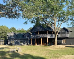 Hele huset/lejligheden Burn Valley Lodge Is A Spacious And Fun Log Cabin On 100 Acres (Elgin, USA)