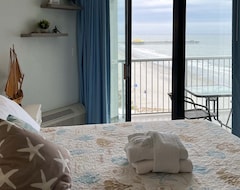 Khách sạn New! Oceanfront Myrtle Beach Studio W/ Balcony! (Myrtle Beach, Hoa Kỳ)