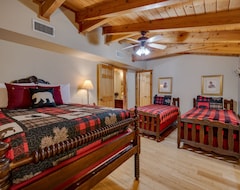 Entire House / Apartment Beautiful Waterfront Lodge At Lake Hamilton - 3,772 Sq Ft - Sleeps 16+ (Hot Springs, USA)