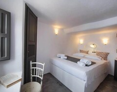 Hotel Theodora Suites (Oia, Greece)