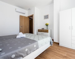 Tüm Ev/Apart Daire 3 Bedroom Accommodation In Oklaj (Knin, Hırvatistan)