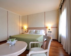 Khách sạn Hotel Roxy Plaza (Soave, Ý)
