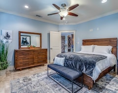 Tüm Ev/Apart Daire Resort Style Urban Home W/ Heated Pool And Hot Tub In The Center Of Dfw (Irving, ABD)