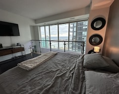 Casa/apartamento entero Lujoso 2 dormitorios y 2 baños piso 22 Condominio con vistas al lago y la Torre CN (Toronto, Canadá)