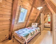 Cijela kuća/apartman Long Lake Cabin Escape With Boat Slip & Hot Tub (Honor, Sjedinjene Američke Države)