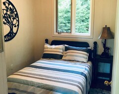 Entire House / Apartment Family Cottage - Back To Nature - 100 Acres - Trails - Off The Grid - 3 Bedroom (Burk's Falls, Canada)