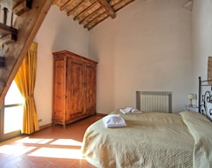 Hotelli Villa In Rufina With 8 Bedrooms Sleeps 16 (Rufina, Italia)
