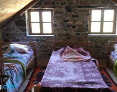 Koko talo/asunto Vila Shehu (Peshkopia, Albania)
