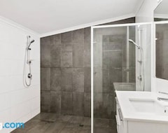 Koko talo/asunto 4-bedroome Home, New Bathrooms And Close To Town (Kalgoorlie-Boulder, Australia)