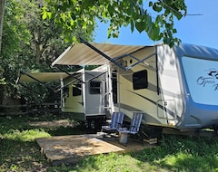 Camping Beautiful Treed Oasis In The Country And Only 10 Min To Town With All Amenities. (Blackfalds, Canadá)