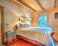 Koko talo/asunto New! Cozy Mount Snow Chalet W/ Game Room & Hot Tub (Andover, Amerikan Yhdysvallat)
