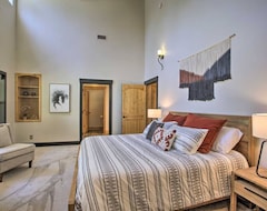 Toàn bộ căn nhà/căn hộ Secluded Lodge With Mountain Views And Hot Tub (Athol, Hoa Kỳ)