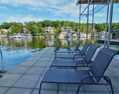 Entire House / Apartment Porto Cima Lakefront Home - 7 Bedroom W/ Hot Tub/Dock/Kayaks/Water Mat & More. (Sunrise Beach, USA)