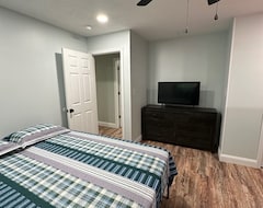 Toàn bộ căn nhà/căn hộ Welcome To The Beautiful Park House! Nsleeps 10 - 3 Bedrooms - 2 Full Bathroomsn (Fayetteville, Hoa Kỳ)